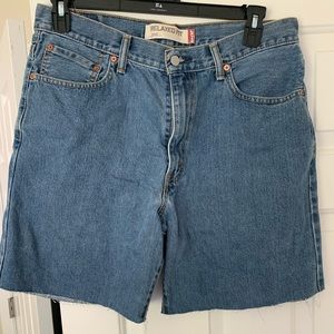 VINTAGE LEVI RAW HEM DENIM SHORTS